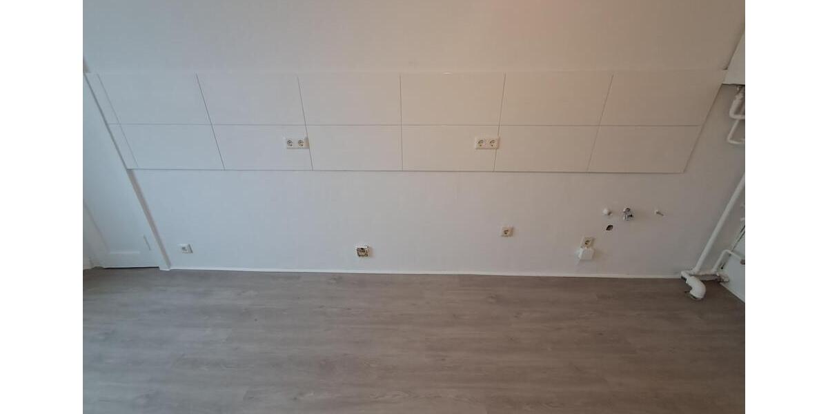 Anfragen NUR per E-Mail. Mini 4-Zimmer Wohnung im 3-OG in der Nähe Innenstadt. 4 zimmer