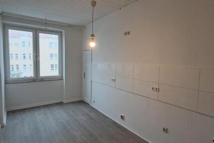 Anfragen NUR per E-Mail. Mini 4-Zimmer Wohnung im 3-OG in der Nähe Innenstadt. 4 zimmer