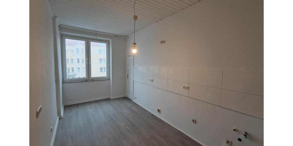 Anfragen NUR per E-Mail. Mini 4-Zimmer Wohnung im 3-OG in der Nähe Innenstadt. 4 zimmer