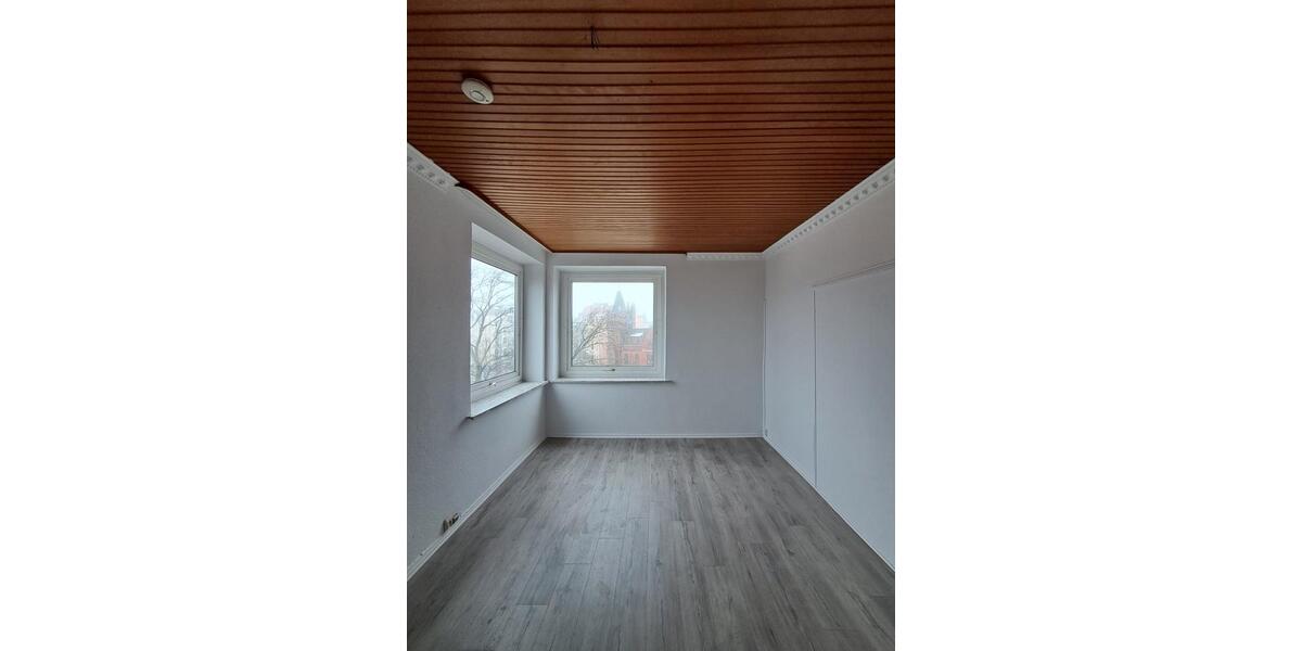 Anfragen NUR per E-Mail. Mini 4-Zimmer Wohnung im 3-OG in der Nähe Innenstadt. 4 zimmer