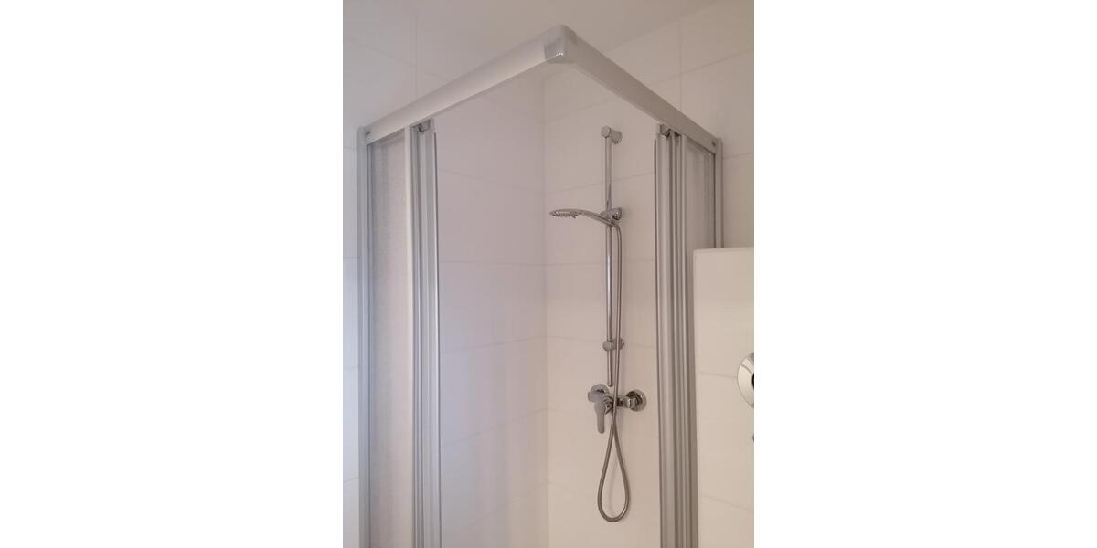 Anfragen NUR per E-Mail. Demnächst. Beliebte Wulsdorf. 2-Zimmer Romantische Maisonette Wohnung über 2 Ebenen mit Sichtbalken, Balkon und PKW-Stellplatz. 2 zimmer