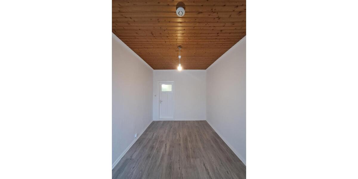 Anfragen NUR per E-Mail. Mini 4-Zimmer Wohnung im 3-OG in der Nähe Innenstadt. 4 zimmer