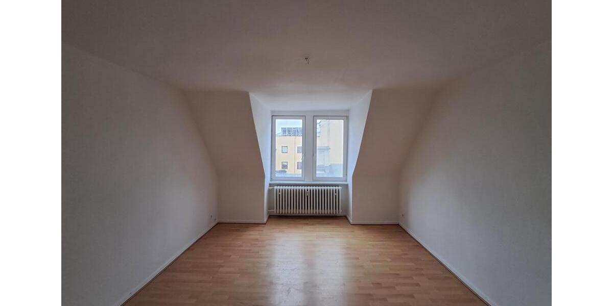 Anfragen NUR per E-Mail. Günstige 3-Zimmer Wohnung im 4-OG in der Nahe Kistner-Gelände. 3 zimmer