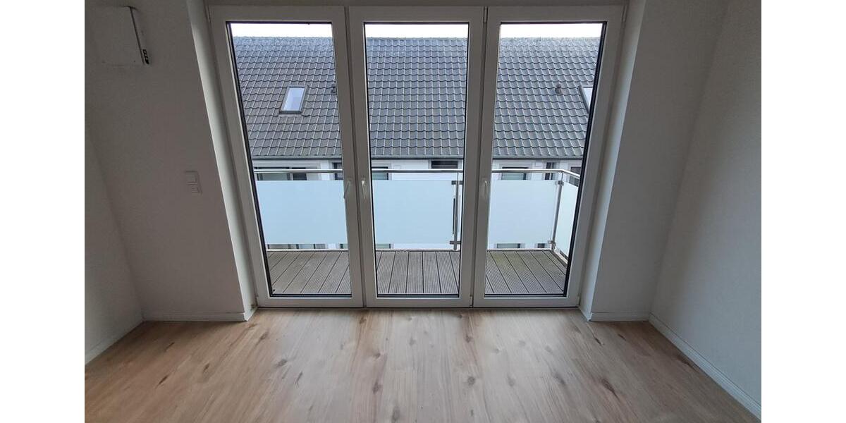 Anfragen NUR per E-Mail. Beliebte Wulsdorf. Bj 2022. Gepflegte 3-Zimmer 87 qm Wohnung mit offener Küche, Balkon, Aufzug, GarderobenraumAK, Fußbodenheizung und PKW-Stellplatz. 3 zimmer