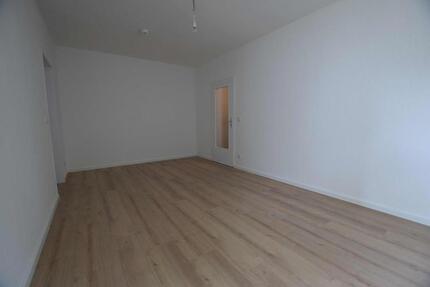 +++ Zum Einzug bereit! Renovierte 3-RaumWohnung mit Wanne und Balkon +++