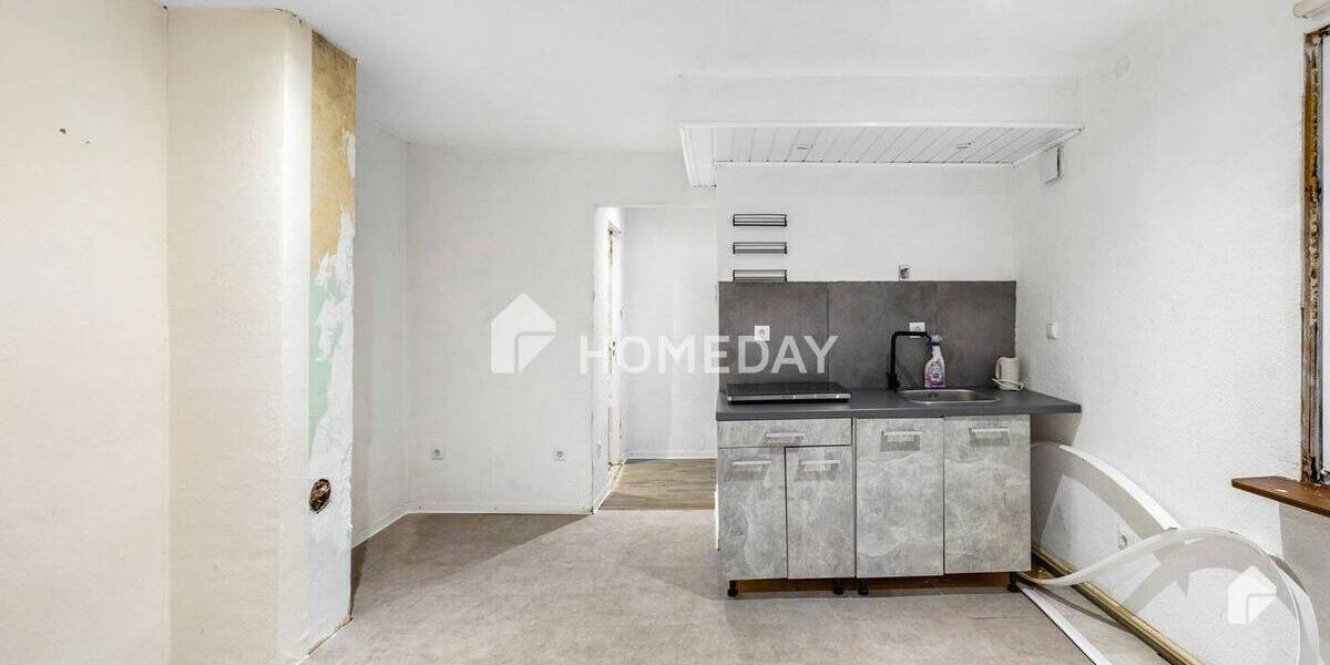 Teilsaniertes Einfamilienhaus mit großem Grundstück, Anbauten sowie 2 Garagen | BHV-Lehe 5 zimmer