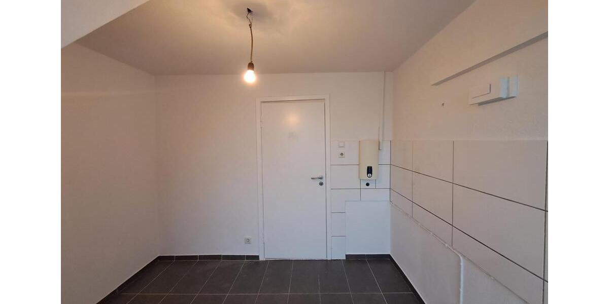 Anfragen NUR per E-Mail. Günstige 3-Zimmer Wohnung im 4-OG in der Nahe Kistner-Gelände. 3 zimmer