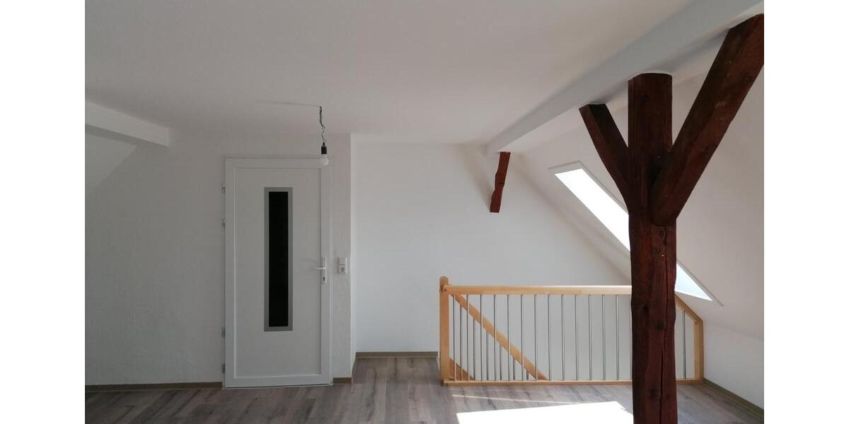Anfragen NUR per E-Mail. Demnächst. Beliebte Wulsdorf. 2-Zimmer Romantische Maisonette Wohnung über 2 Ebenen mit Sichtbalken, Balkon und PKW-Stellplatz. 2 zimmer