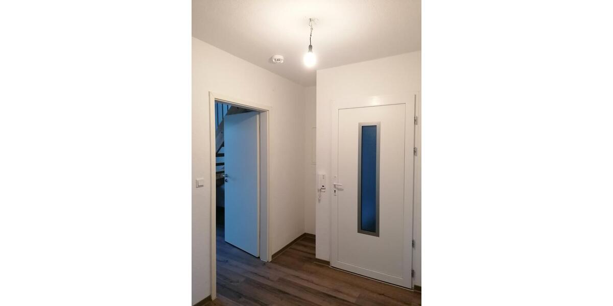 Anfragen NUR per E-Mail. Demnächst. Beliebte Wulsdorf. 2-Zimmer Romantische Maisonette Wohnung über 2 Ebenen mit Sichtbalken, Balkon und PKW-Stellplatz. 2 zimmer