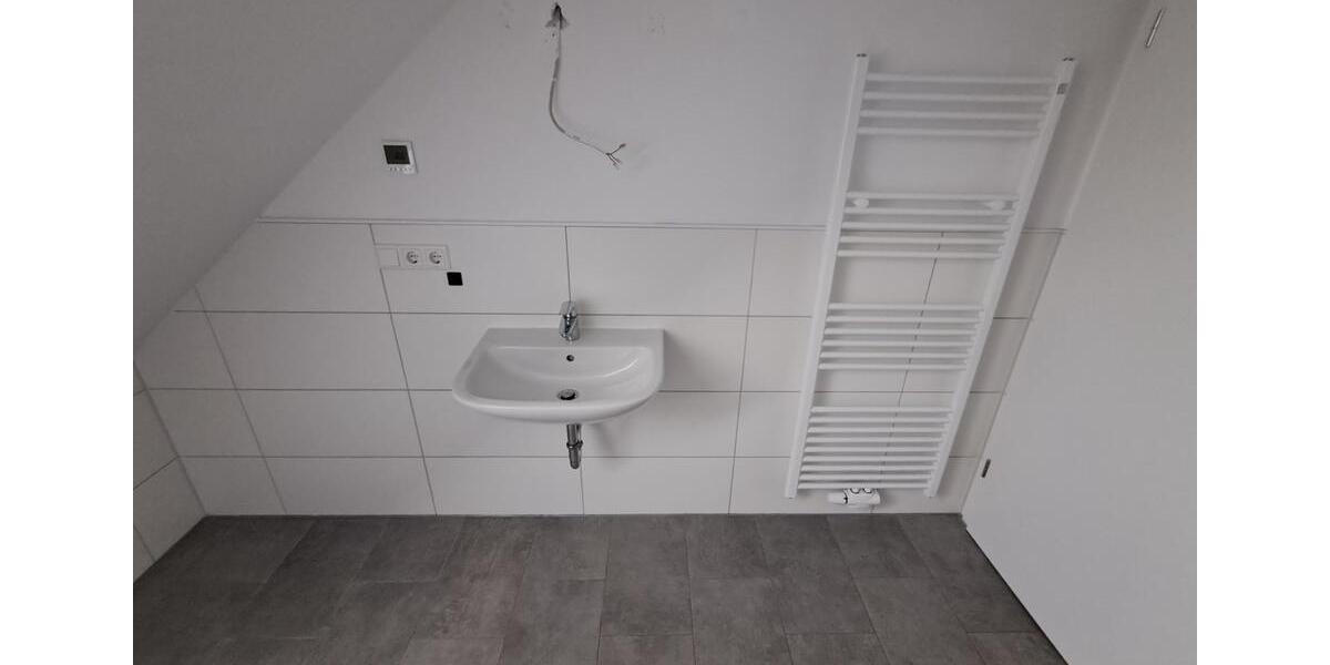 Anfragen NUR per E-Mail. Beliebte Wulsdorf. Bj 2022. Gepflegte 3-Zimmer 87 qm Wohnung mit offener Küche, Balkon, Aufzug, GarderobenraumAK, Fußbodenheizung und PKW-Stellplatz. 3 zimmer