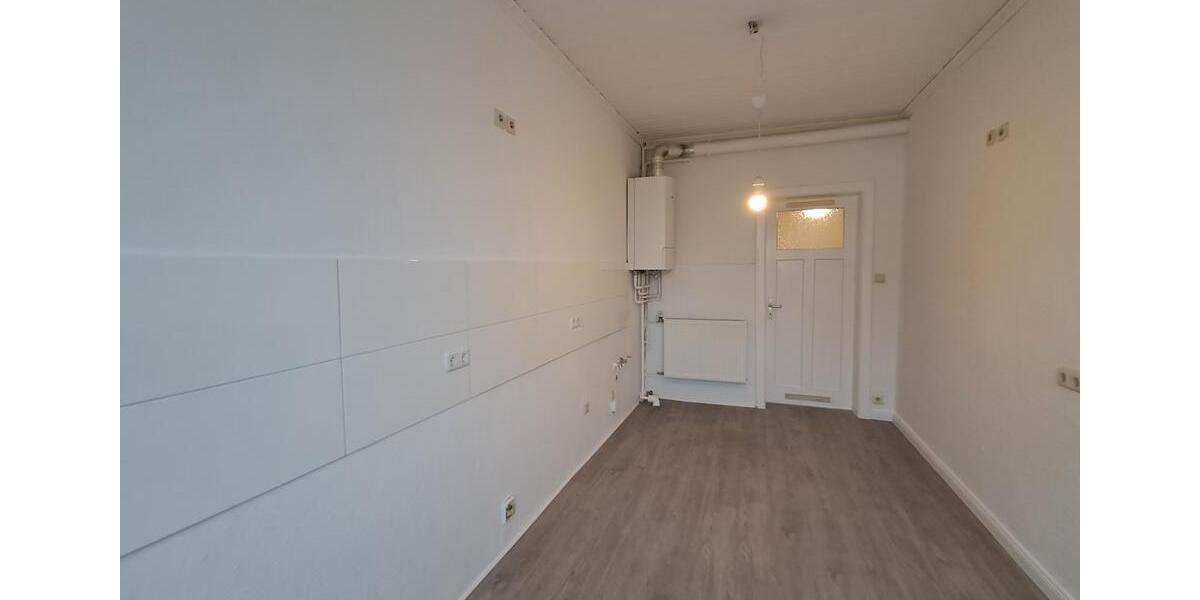 Anfragen NUR per E-Mail. Mini 4-Zimmer Wohnung im 3-OG in der Nähe Innenstadt. 4 zimmer