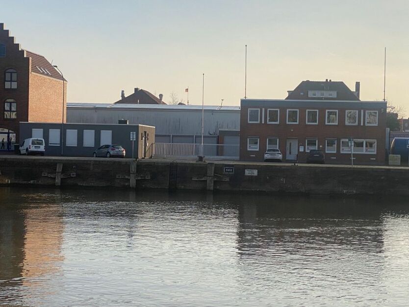 Provisionsfrei* Provisionsfrei: Gewerbehof am Wasser im Fischereihafen - 2 Bürogebäude, 240 m² Lager & 13 Garagen zimmer