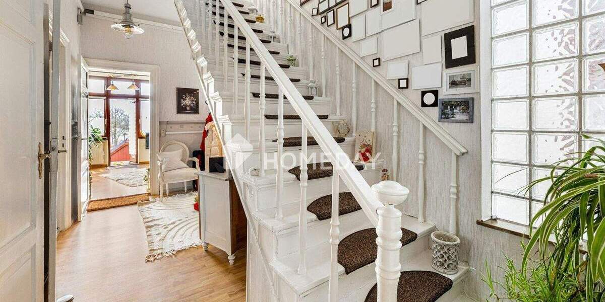 Schmuckstück mit Altbau-Charm mit praktischer Einliegerwohnung & Carports in zentraler Lage | Brake 7 zimmer