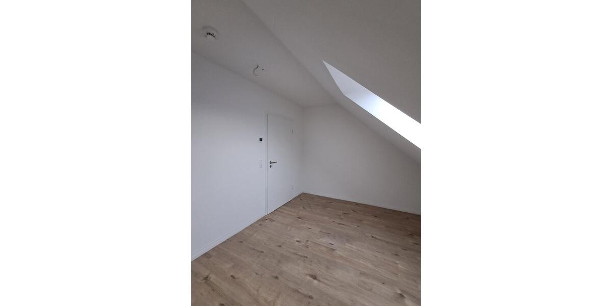 Anfragen NUR per E-Mail. Beliebte Wulsdorf. Bj 2022. Gepflegte 3-Zimmer 87 qm Wohnung mit offener Küche, Balkon, Aufzug, GarderobenraumAK, Fußbodenheizung und PKW-Stellplatz. 3 zimmer