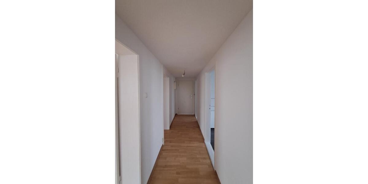 Anfragen NUR per E-Mail. Günstige 3-Zimmer Wohnung im 4-OG in der Nahe Kistner-Gelände. 3 zimmer