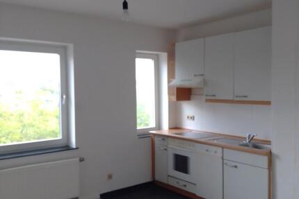 Anfragen NUR per E-Mail. Top geschnittene 2-Zimmer Wohnung (Wohnküche und zwei Schlafzimmer) mit EBK im 3-OG nahe Schulzentrum Geschwister Scholl. 2 zimmer