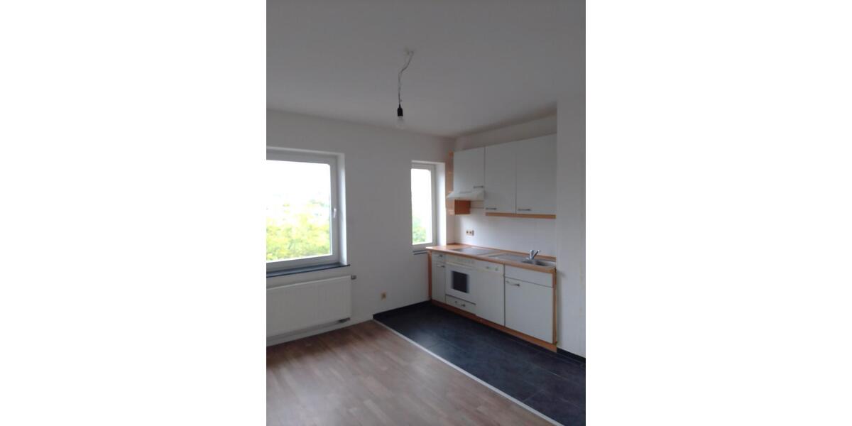 Anfragen NUR per E-Mail. Top geschnittene 2-Zimmer Wohnung (Wohnküche und zwei Schlafzimmer) mit EBK im 3-OG nahe Schulzentrum Geschwister Scholl. 2 zimmer