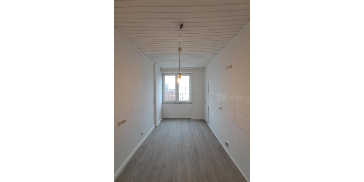 Anfragen NUR per E-Mail. Mini 4-Zimmer Wohnung im 3-OG in der Nähe Innenstadt. 4 zimmer