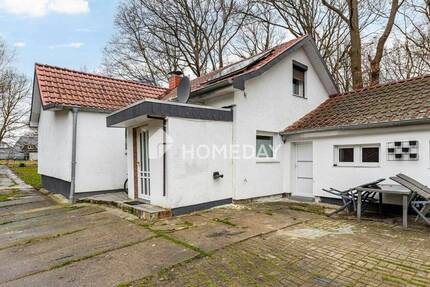 Teilsaniertes Einfamilienhaus mit großem Grundstück, Anbauten sowie 2 Garagen | BHV-Lehe 5 zimmer