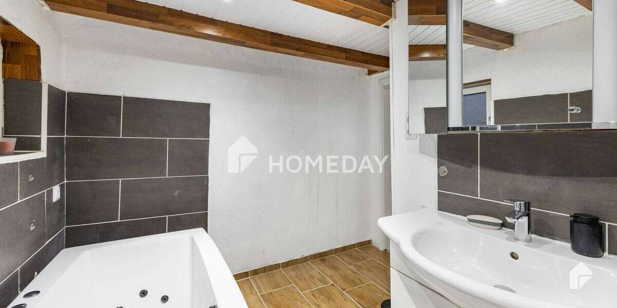 Teilsaniertes Einfamilienhaus mit großem Grundstück, Anbauten sowie 2 Garagen | BHV-Lehe 5 zimmer