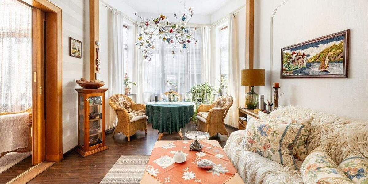 Schmuckstück mit Altbau-Charm mit praktischer Einliegerwohnung & Carports in zentraler Lage | Brake 7 zimmer