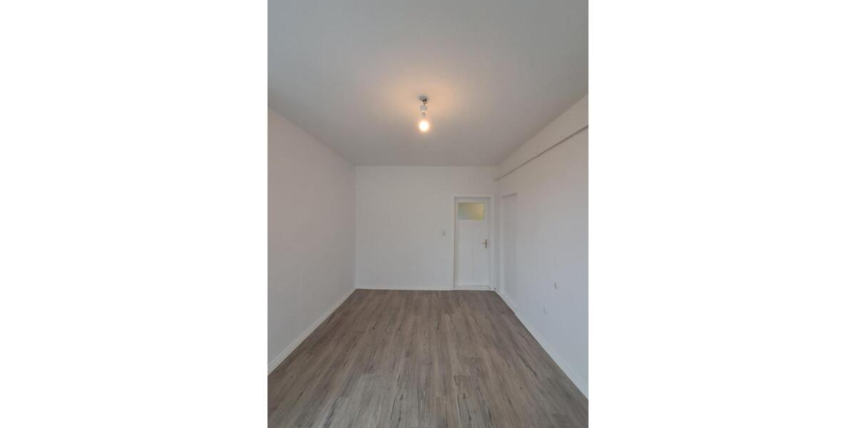 Anfragen NUR per E-Mail. Mini 4-Zimmer Wohnung im 3-OG in der Nähe Innenstadt. 4 zimmer