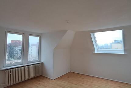 Anfragen NUR per E-Mail. Günstige 3-Zimmer Wohnung im 4-OG in der Nahe Kistner-Gelände. 3 zimmer