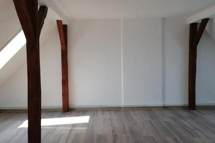 Anfragen NUR per E-Mail. Demnächst. Beliebte Wulsdorf. 2-Zimmer Romantische Maisonette Wohnung über 2 Ebenen mit Sichtbalken, Balkon und PKW-Stellplatz. 2 zimmer