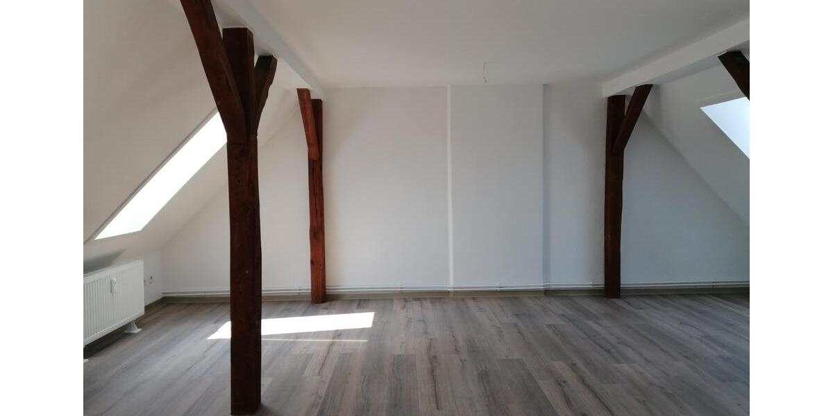 Anfragen NUR per E-Mail. Demnächst. Beliebte Wulsdorf. 2-Zimmer Romantische Maisonette Wohnung über 2 Ebenen mit Sichtbalken, Balkon und PKW-Stellplatz. 2 zimmer