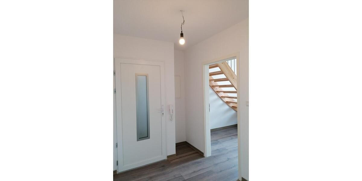 Anfragen NUR per E-Mail. Demnächst. Beliebte Wulsdorf. 2-Zimmer Romantische Maisonette Wohnung über 2 Ebenen mit Sichtbalken, Balkon und PKW-Stellplatz. 2 zimmer