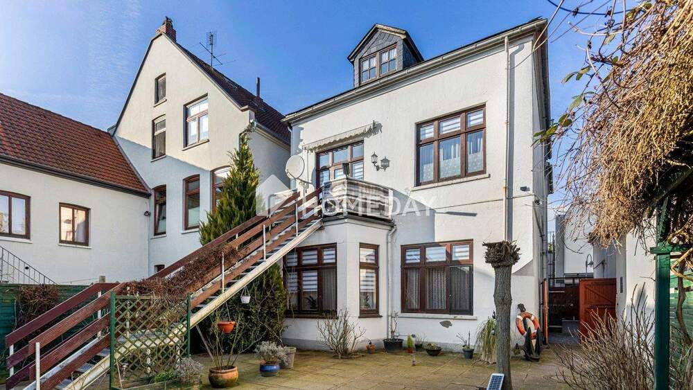 Schmuckstück mit Altbau-Charm mit praktischer Einliegerwohnung & Carports in zentraler Lage | Brake 7 zimmer