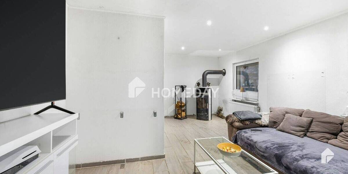 Teilsaniertes Einfamilienhaus mit großem Grundstück, Anbauten sowie 2 Garagen | BHV-Lehe 5 zimmer