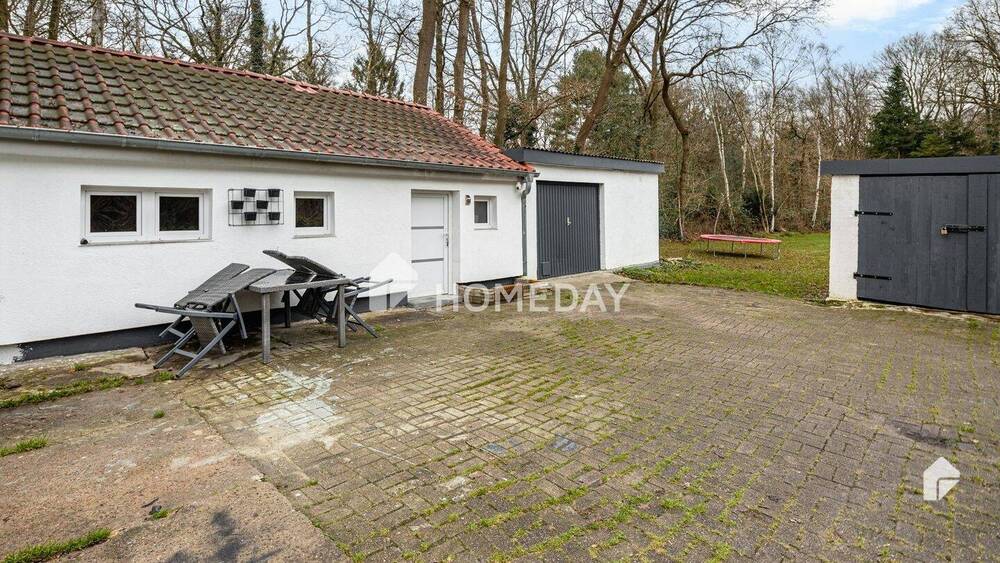 Teilsaniertes Einfamilienhaus mit großem Grundstück, Anbauten sowie 2 Garagen | BHV-Lehe 5 zimmer