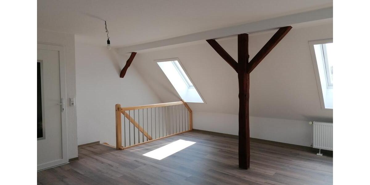 Anfragen NUR per E-Mail. Demnächst. Beliebte Wulsdorf. 2-Zimmer Romantische Maisonette Wohnung über 2 Ebenen mit Sichtbalken, Balkon und PKW-Stellplatz. 2 zimmer