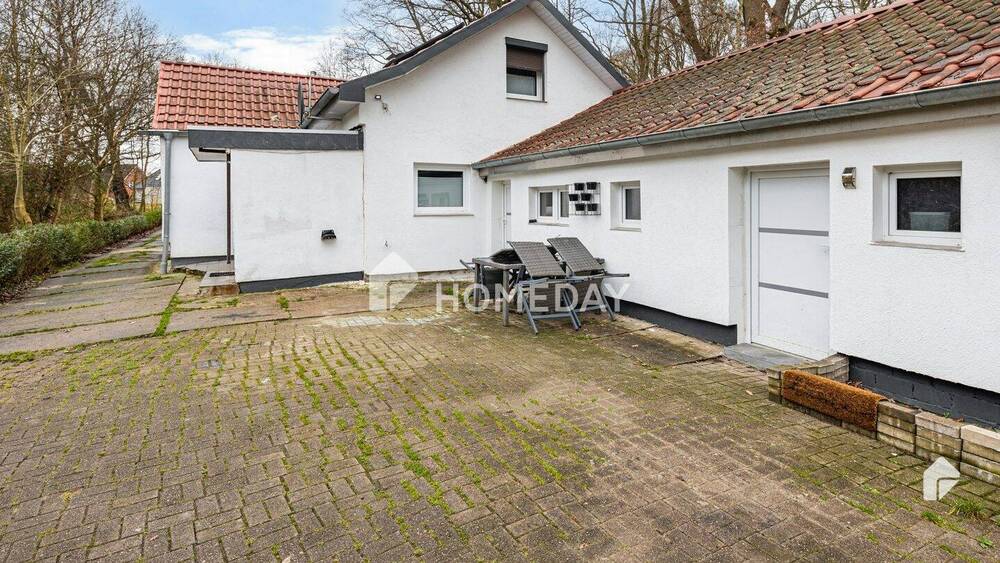 Teilsaniertes Einfamilienhaus mit großem Grundstück, Anbauten sowie 2 Garagen | BHV-Lehe 5 zimmer