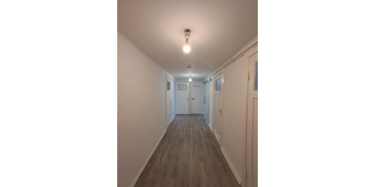 Anfragen NUR per E-Mail. Mini 4-Zimmer Wohnung im 3-OG in der Nähe Innenstadt. 4 zimmer