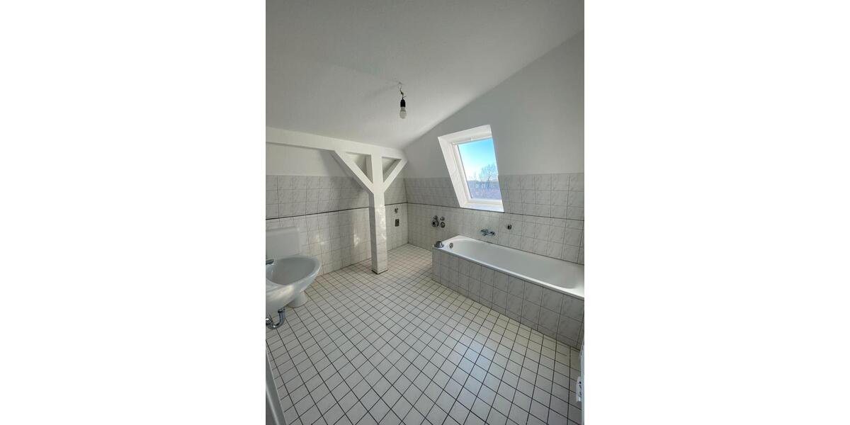 Dachgeschoßwohnung Bremerhaven - 4 Zimmer, 109 m&sup2;, 740&euro; | Angebot:26131237
