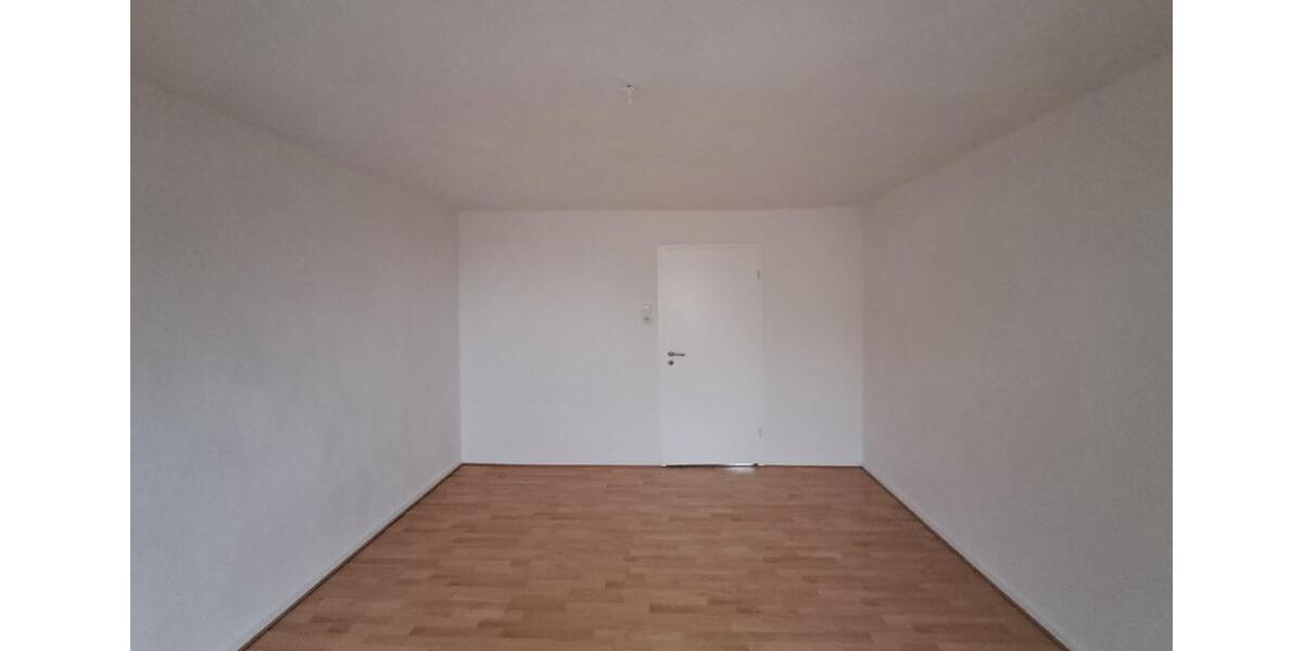 Anfragen NUR per E-Mail. Günstige 3-Zimmer Wohnung im 4-OG in der Nahe Kistner-Gelände. 3 zimmer