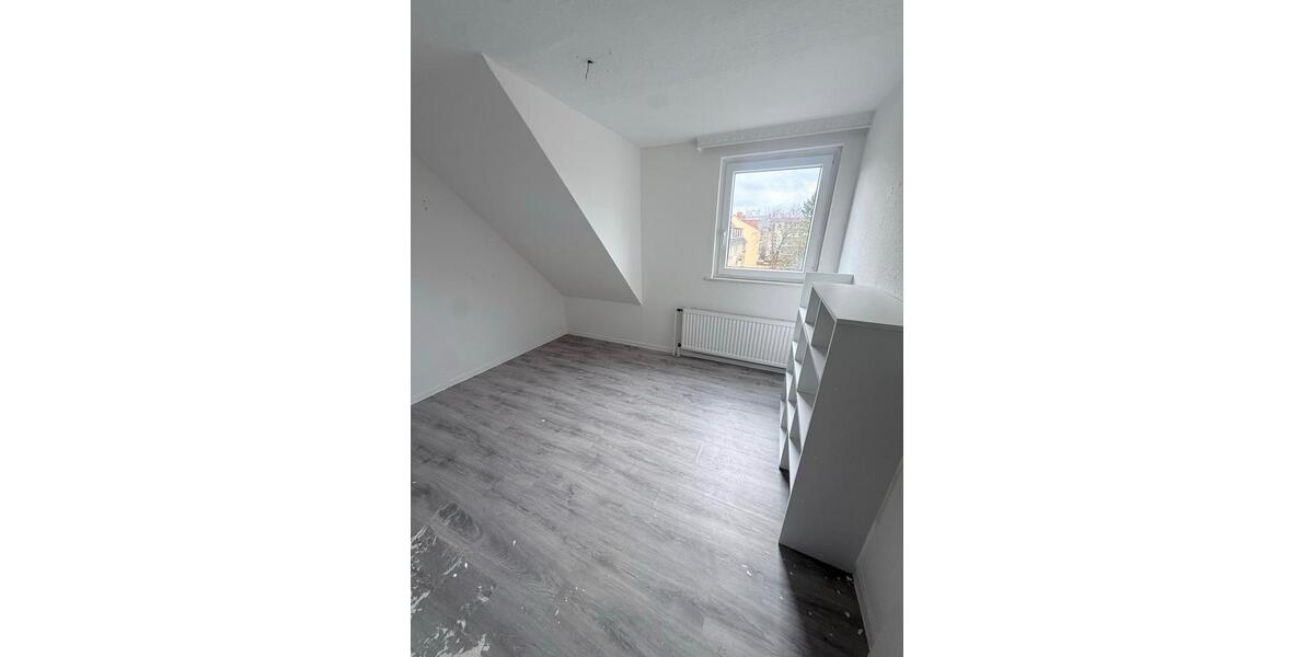 Dachgeschoßwohnung Bremerhaven Mitte - 3 Zimmer, 85 m&sup2;, 500&euro; | Angebot:25985898