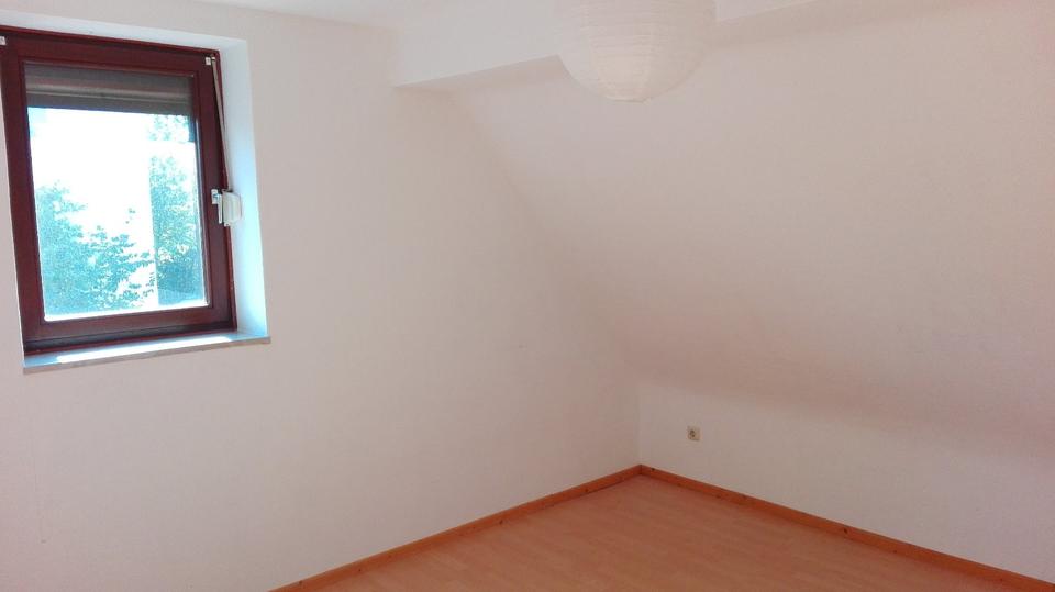 1 Zimmer in einer ruhigen Studentinnen-Wohnung. Warmmiete =270€ 1 zimmer