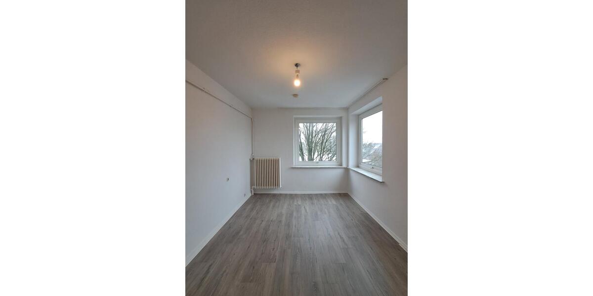 Anfragen NUR per E-Mail. Mini 4-Zimmer Wohnung im 3-OG in der Nähe Innenstadt. 4 zimmer