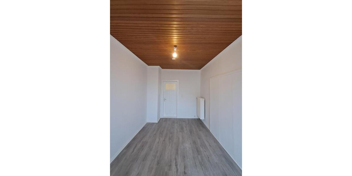 Anfragen NUR per E-Mail. Mini 4-Zimmer Wohnung im 3-OG in der Nähe Innenstadt. 4 zimmer