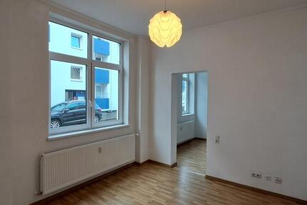 Anfragen NUR per E-Mail. Absolute Seltenheit! Mini 3-Zimmer EG-Terrassen Wohnung. (Wohnküche mit EBK und Terrasse, Moderne Badezimmer mit Badewanne und Fenster, Arbeitszimmer, Schafzimmer, Wohnzimmer) zimmer