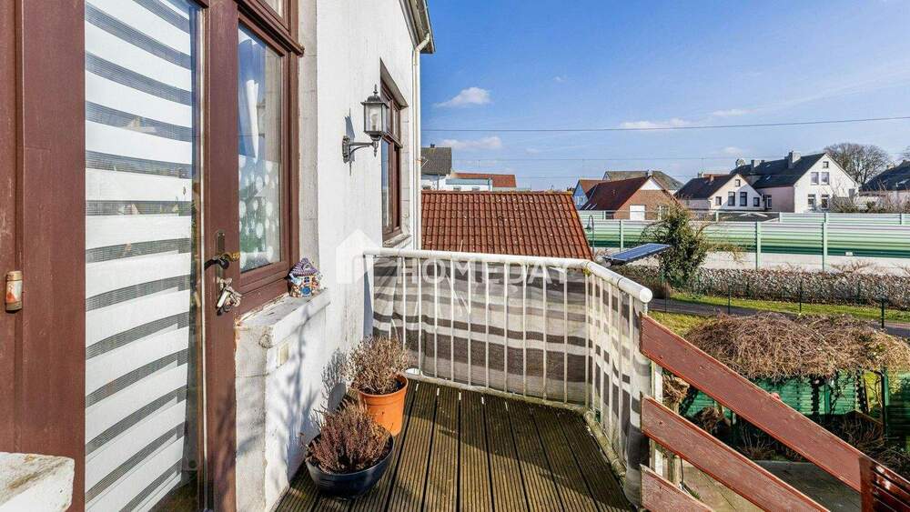 Schmuckstück mit Altbau-Charm mit praktischer Einliegerwohnung & Carports in zentraler Lage | Brake 7 zimmer