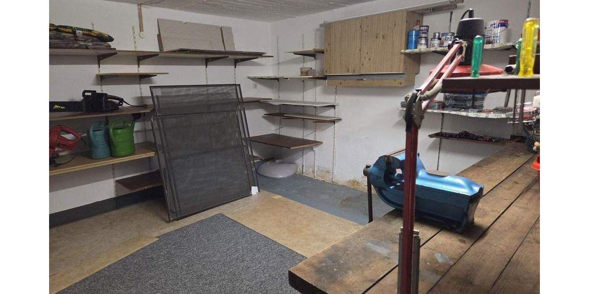 ruhig gelegener Bungalow mit Vollkeller, großer Garage und Gartenhaus 3 zimmer