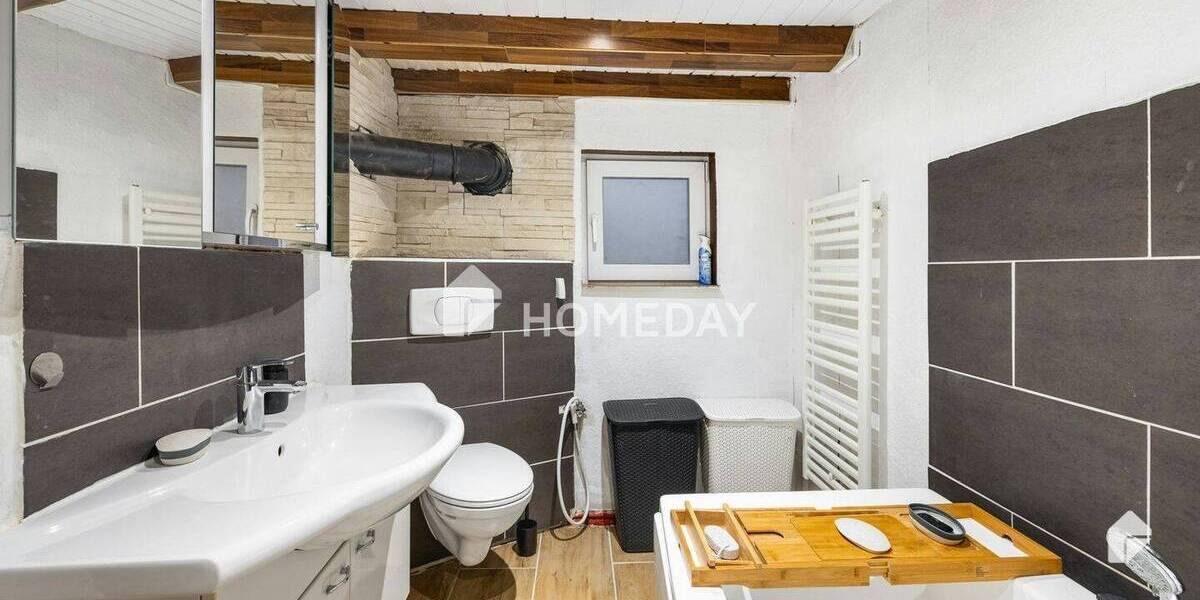 Teilsaniertes Einfamilienhaus mit großem Grundstück, Anbauten sowie 2 Garagen | BHV-Lehe 5 zimmer