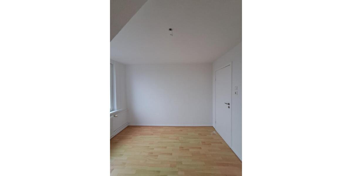 Anfragen NUR per E-Mail. Günstige 3-Zimmer Wohnung im 4-OG in der Nahe Kistner-Gelände. 3 zimmer