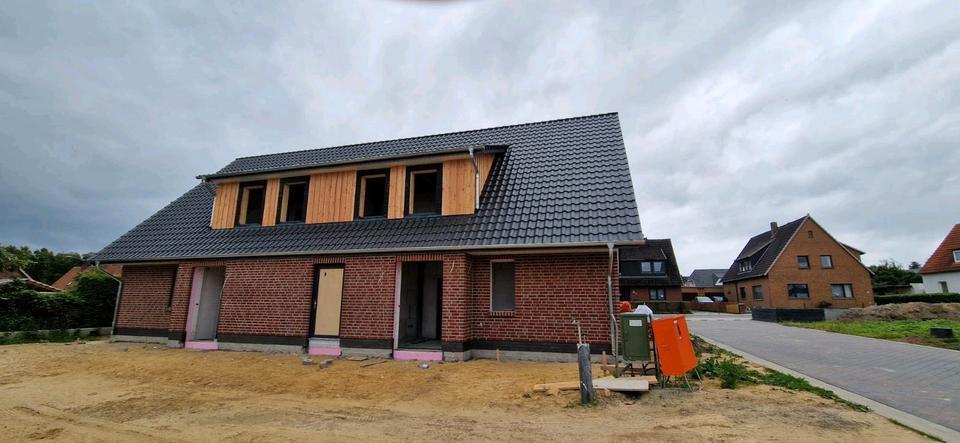 Moderne energieeffiziente Doppelhaushälfte mit Gartenanteil
