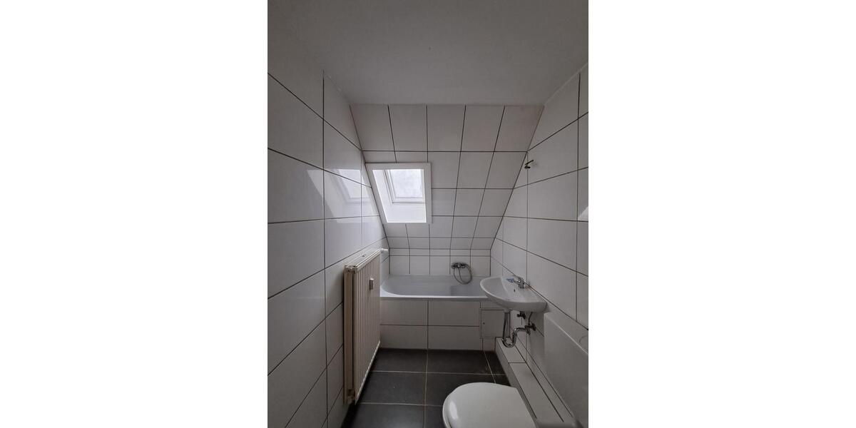 Anfragen NUR per E-Mail. Günstige 3-Zimmer Wohnung im 4-OG in der Nahe Kistner-Gelände. 3 zimmer