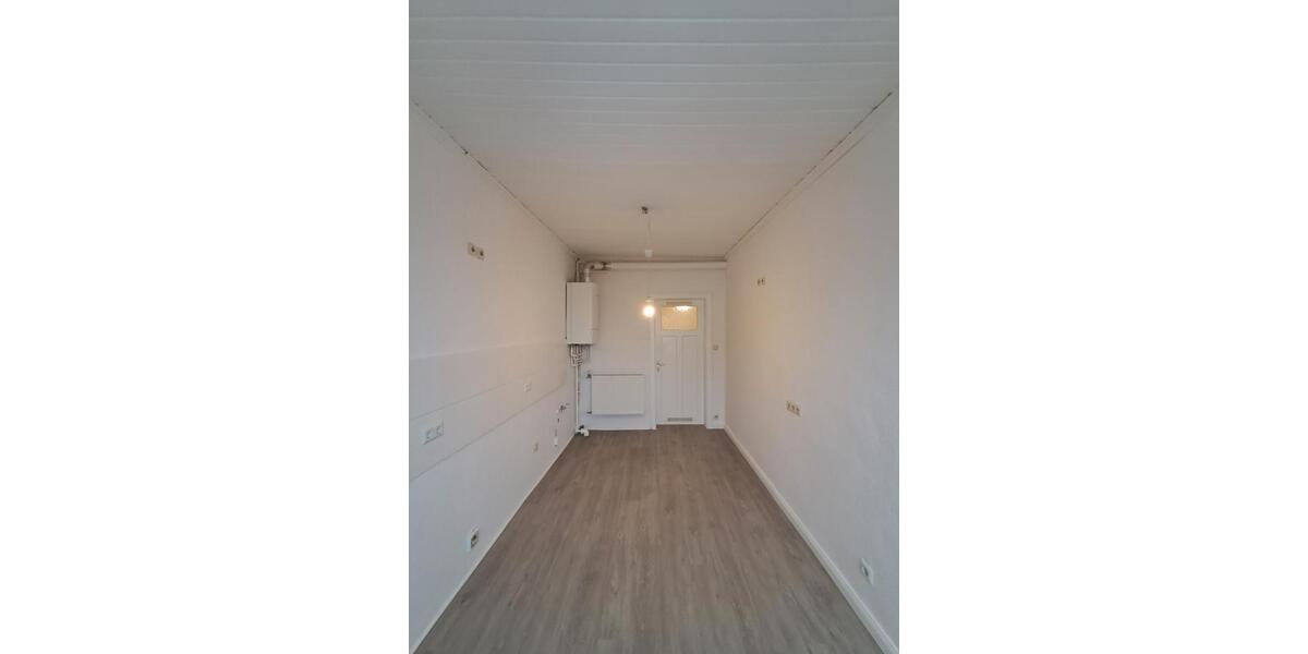 Anfragen NUR per E-Mail. Mini 4-Zimmer Wohnung im 3-OG in der Nähe Innenstadt. 4 zimmer